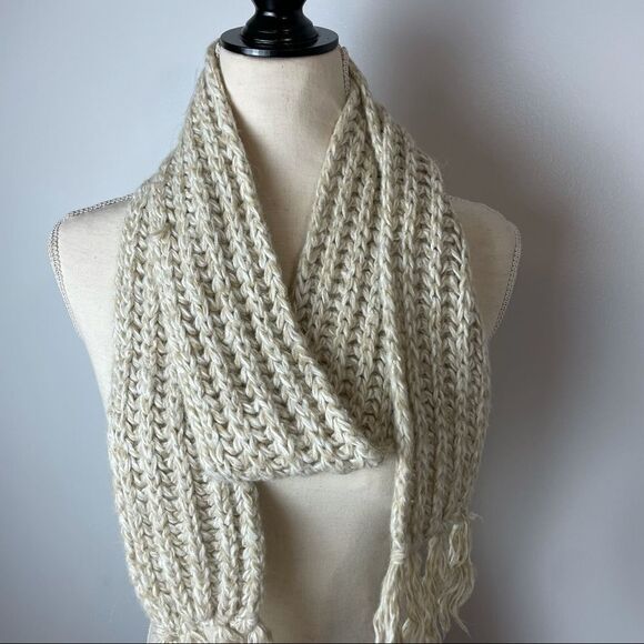 Handmade Beige Loose Knit Fringe Scarf – Cozy, Soft, Chunky Winter Accessory - Picture 6 of 7